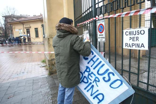Un aficionado del Parma cuelga un cartel en el Ennio Tardini:...