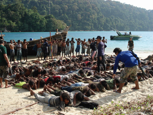 Rohingyas birmanos interceptados por la Royal Navy tailandesa.