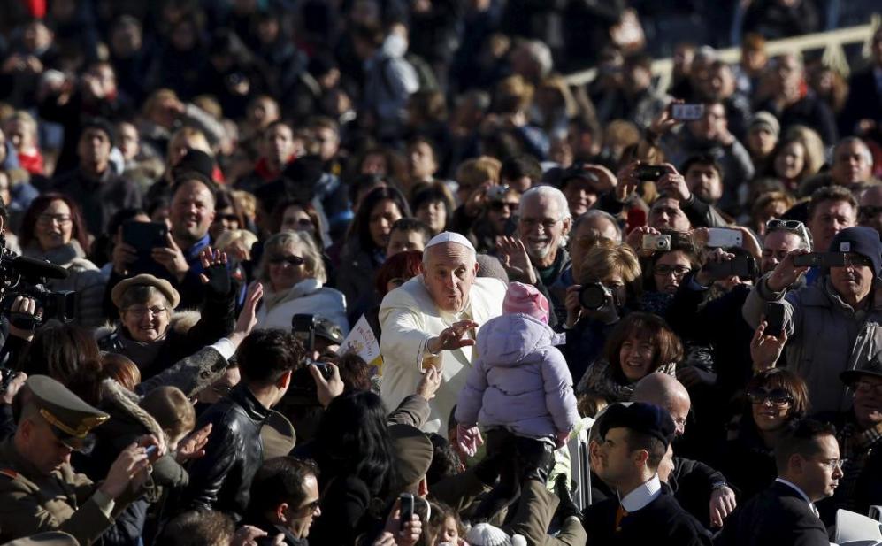 El Papa Francisco bendice a un nio en la Plaza de San Pedro.