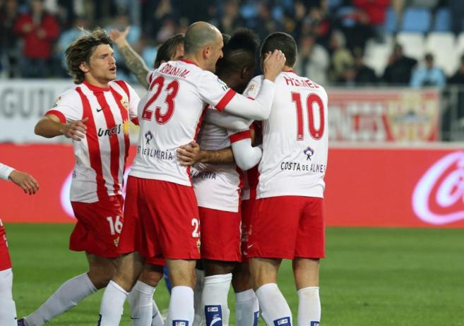 Los jugadores del Almera celebran un gol durante un partido de la...