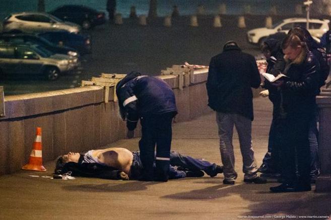 Imagen del opositor Nemtsov en el suelo.