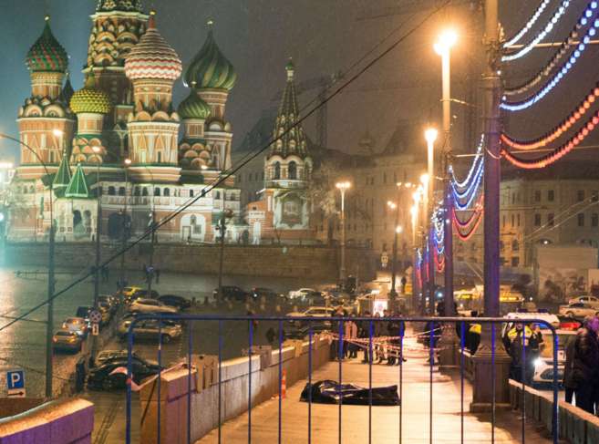 El cuerpo del opositor ruso Boris Nemtsov yace, en la madrugada de...