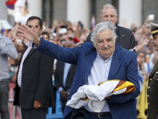 José Mujica recibe la bandera del país esta mañana, en una...