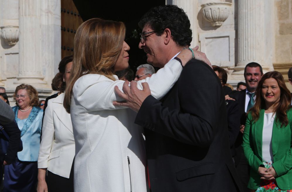 La presidenta de la Junta, Susana Daz, besa a su ex vicepresidente...