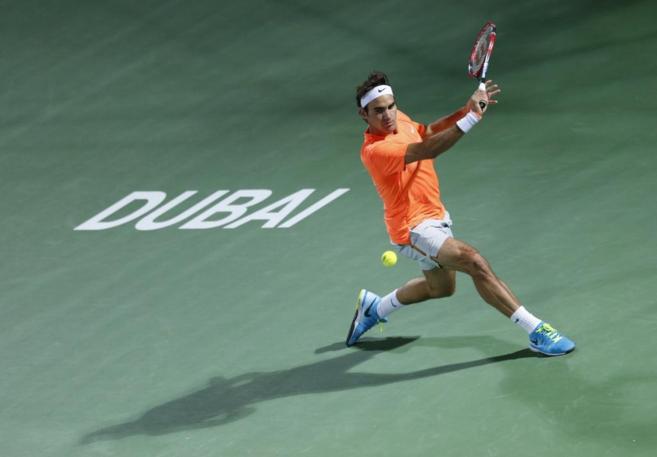 Federer devuelve de revs la bola a Djokovic en la final de Dubai.