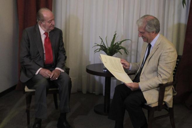 El Rey Juan Carlos y el presidente entrante de Uruguay, Tabar...