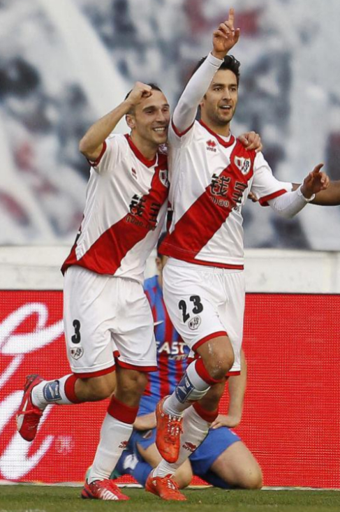 Alberto Bueno celebra un gol junto a Nacho