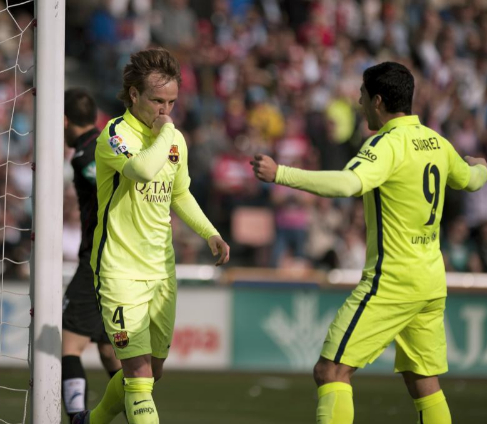 Rakitic celebra con Luis Surez el 0-1  al Granada.