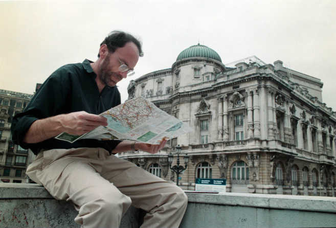 Un viajero consulta un mapa frente al Teatro Arriaga de Bilbao.