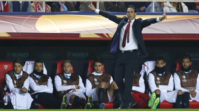 El entrenador del Sevilla, Unai Emery, durante el partido frente al...