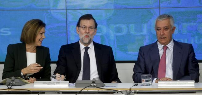 Mara Dolores de Cospedal, Mariano Rajoy y Javier Arenas, en un...