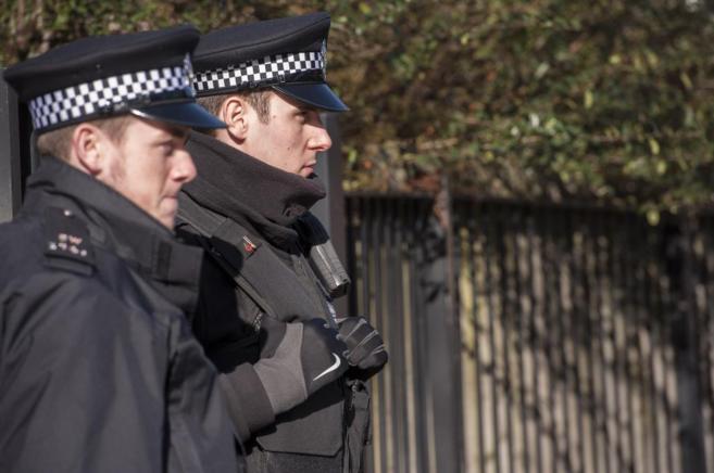 Dos agentes de la polica britnica patrullan las calles de Londres.