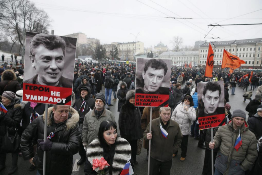 Retratos del veterano lder de la oposicin Boris Nemtsov en manos...