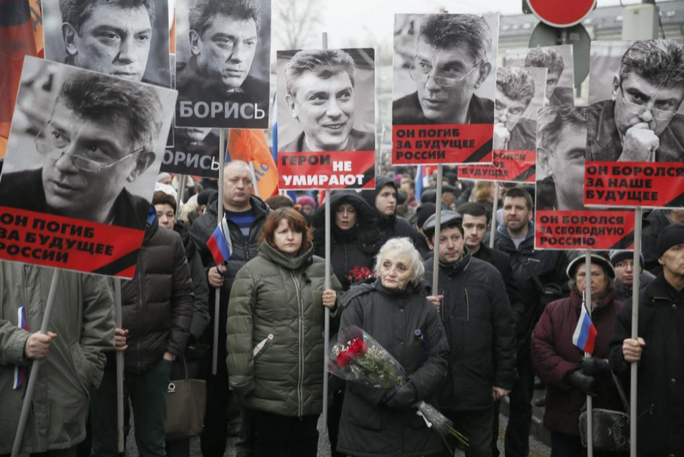 Ms manifestantes sostienen carteles con la imagen de Boris Nemtsov.