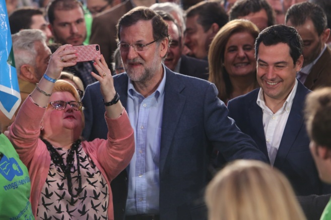 Una simpatizante trata de tomarse un 'selfie' con Rajoy y...