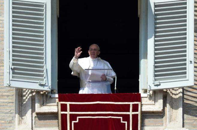 El Papa Francisco durante el rezo del ngelus en la ventana de las...