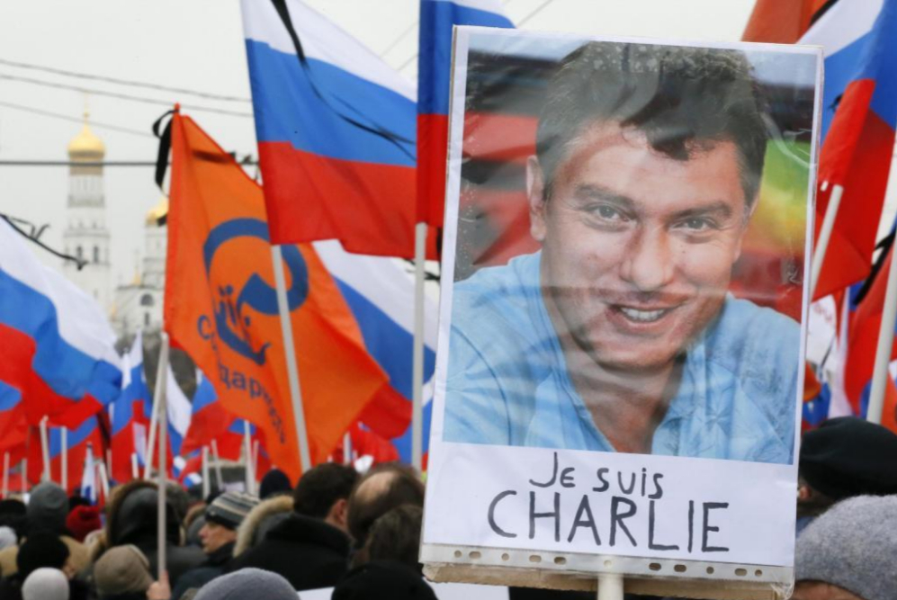 Un cartel con la imagen de Boris Nemtsov  y con el mensaje de 'Je suis...