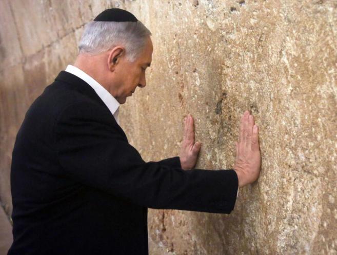 El primer ministro israel, Benjamin Netanyahu, reza ante el Muro de...