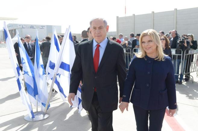 Benjamin Netanyahu junto a  su mujer Sarah, en el aeropuerto de Tel...