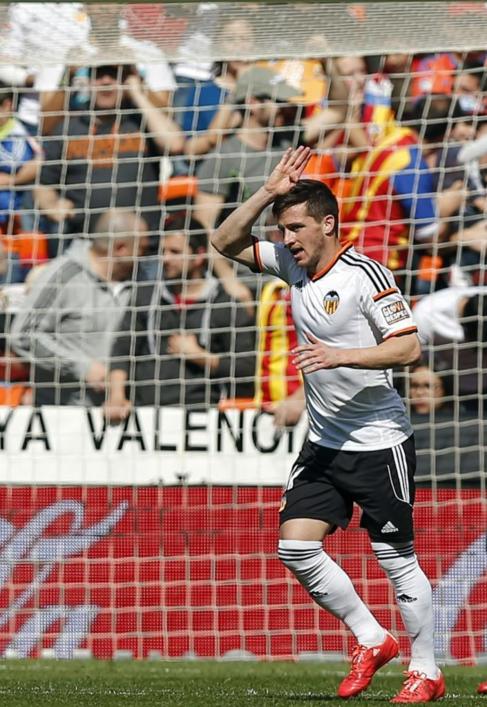 El delantero del Valencia, Pablo Piatti celebra un gol.
