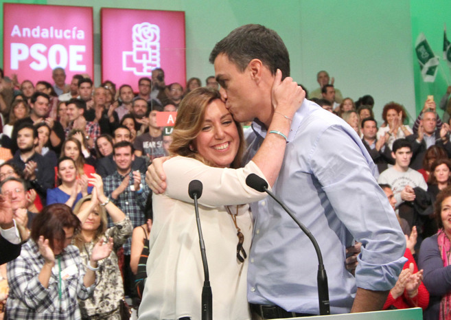 Pedro Snchez besa a Susana Daz durante un mitin del PSOE en...