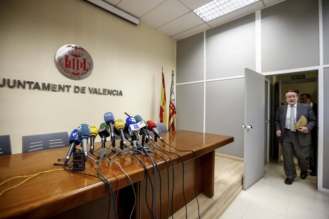 El vicealcalde, Alfonso Grau, entra en la sala de prensa del...