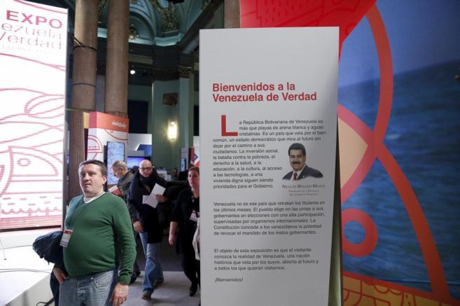 Nicols Maduro da la bienvenida a la feria en un cartel situado en la...