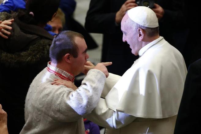 Un hombre habla con el Papa durante una audiencia reciente.