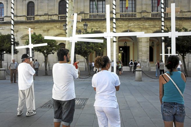 Trabajadores de Sevilla Global protestan a las puertas del...