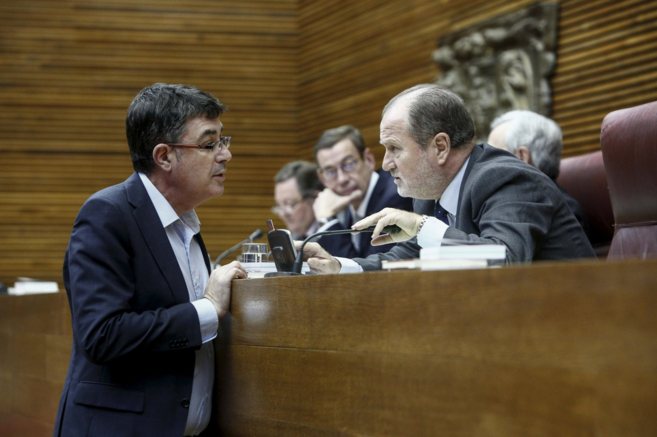 Morera charla con el presidente de las Cortes, Alejandro Font de Mora.