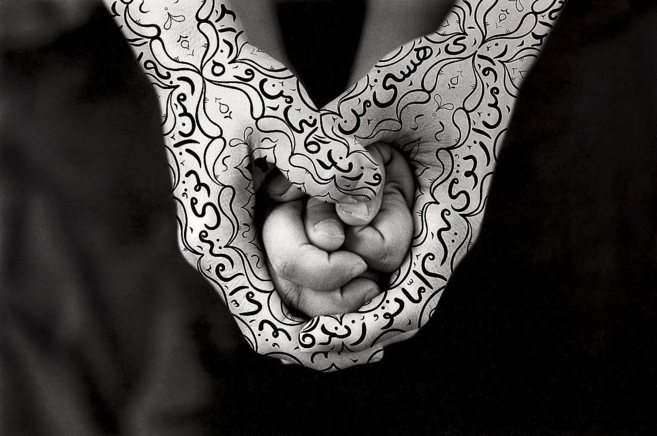 Fotografa de la artista iran Shirin Neshat perteneciente a la...