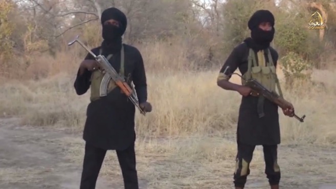 Fotograma del vdeo donde aparecen dos miembros de Boko Haram.
