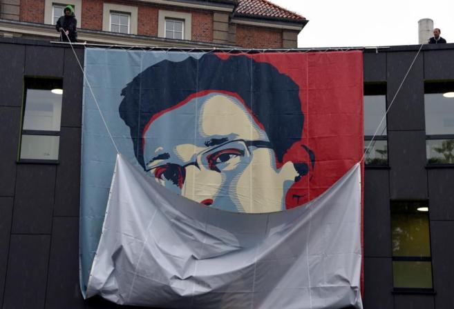 Estudiantes alemanes despliegan un gran cartel de Edward Snowden en la...