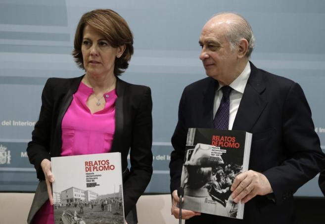 El ministro del Interior y la presidenta de Navarra, Yolanda Barcina,...