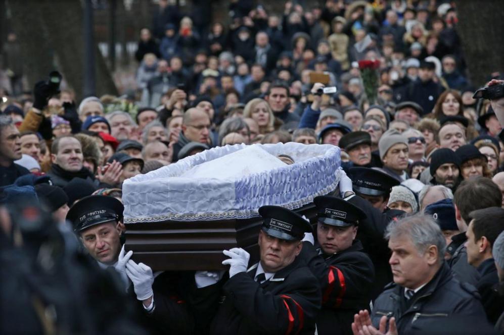 El atad con los restos del opositor ruso Boris Nemtsov, camino a la...