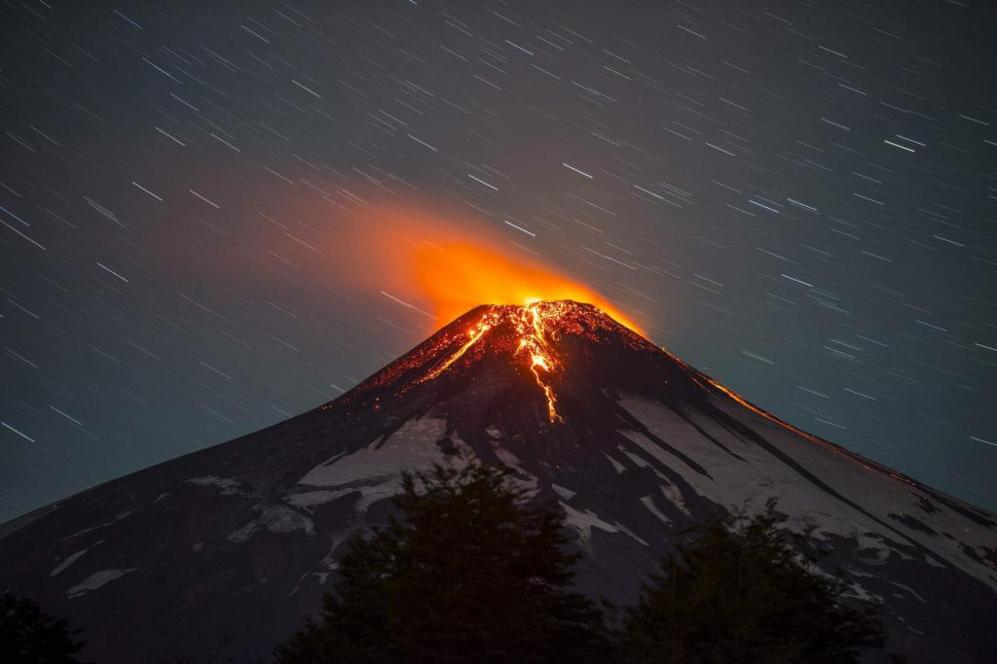 El volcn est a unos 750 kilmetros al sur de Santiago de Chile.