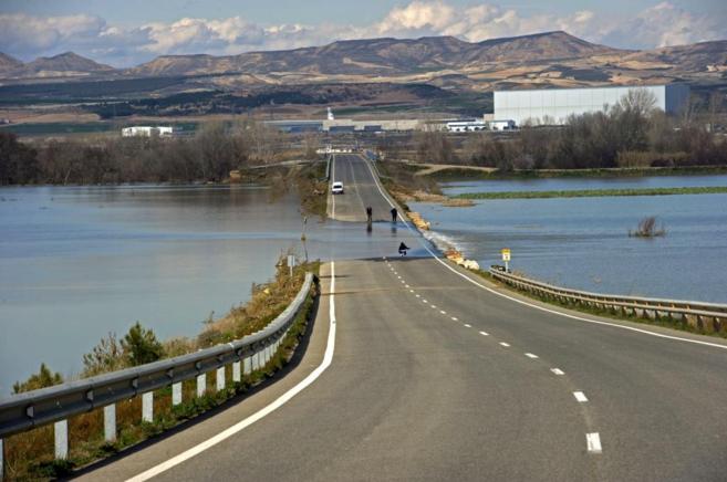 La carretera NA-5202, entre Fustiana y Ribaforada (Navarra),...