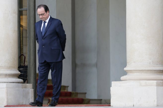 El presidente francs, Franois Hollande, sale del Palacio del...