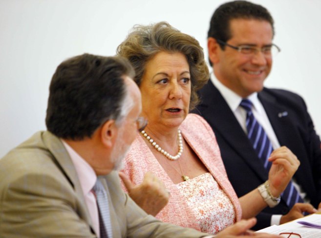La alcaldesa de Valencia, Rita Barber, flanqueada por Alfonso Grau y...