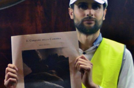 El artista, con un ejemplar de 'Il Corriere della Camorra',...