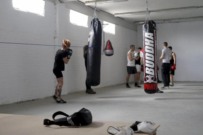 Un grupo de jvenes toma clases de boxeo en el CSJ Atalaya.