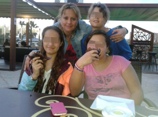 Begoa Prez, con sus hijas menores de edad.