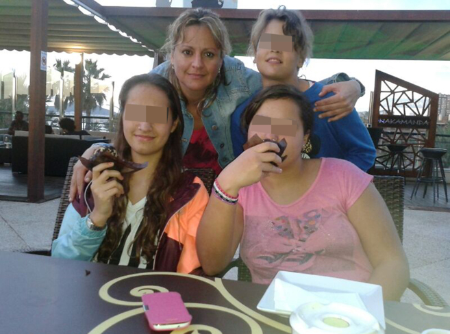 Begoa Prez, con sus tres hijas menores de edad, en Telde (Gran...