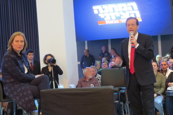El lder laborista Herzog y su nmero 2, Livni durante el acto.