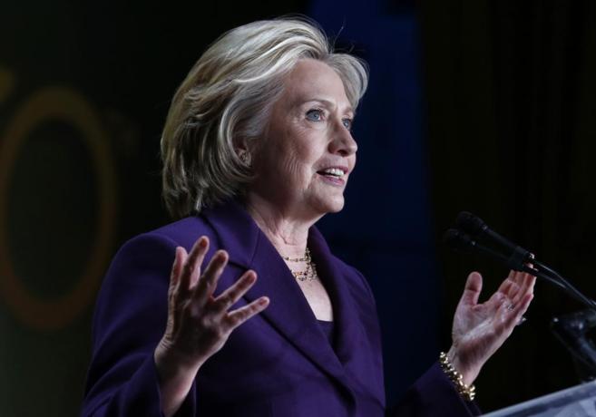 Hillary Clinton, vestida de morado, durante su discurso en la gala de...