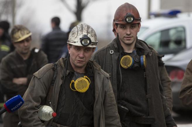 Varios mineros llegan a la mina de Zasiadko en Donetsk para ayudar en...
