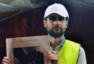 El artista, con un ejemplar de 'Il Corriere della Camorra'.