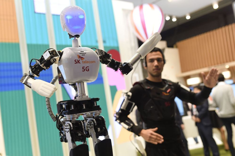 Un modelo maneja con su cuerpo un robot de SK Telecom.