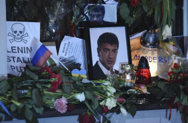 Ciudadanos rusos encienden velas y dejan flores frente a la embajada...
