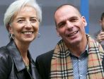 Christine Lagarde (FMI) saluda a Yanis Varufakis, ataviado con su...